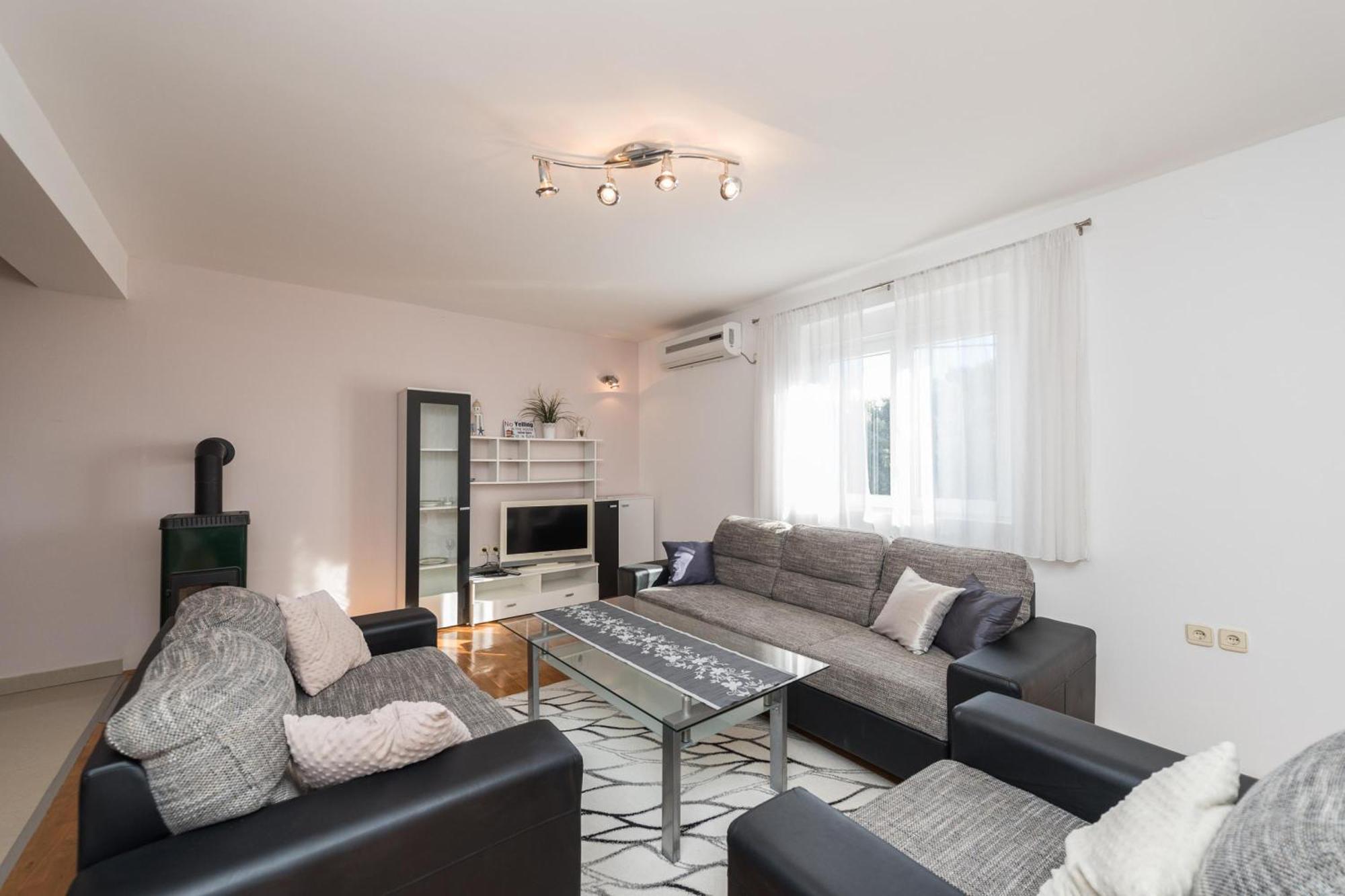 Family Friendly Pool House Ana - Happy Rentals Bibinje Exteriér fotografie